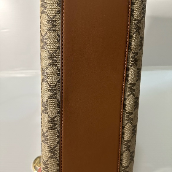 Michael Kors medium size hand bag - Picture 10 of 14